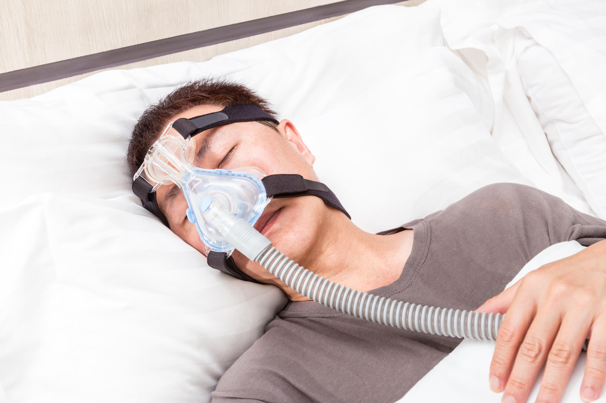 Image 669949e02b77abbb41188c85_person wearing mask for sleep apnea