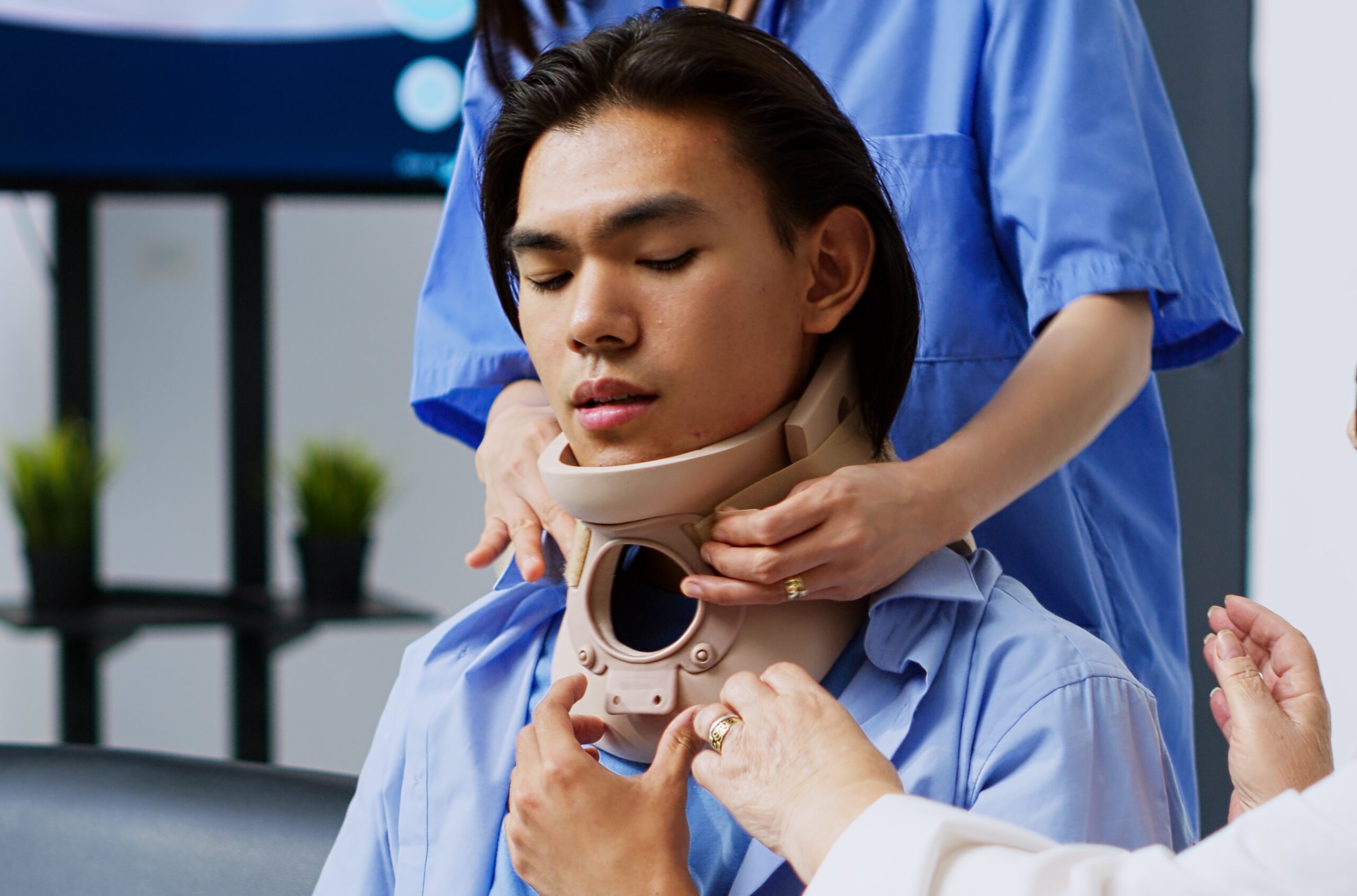 Image Traumatologist helping asian patient